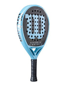 Schuin vooraanzicht Wilson Endure LS V1: rond controle-padelracket van 355 g met Comfort Flex, Control Foam en lage balans. Lichtblauw kader en logo van Wilson.