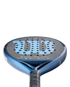Schuin onderaanzicht Wilson Endure Pro V1 Azul Momo González: rond controle-padelracket met 3K carbon, Control Foam-kern en lage balans (260 mm).