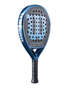 Schuin vooraanzicht Wilson Endure Pro V1 Azul Momo González: rond controle-padelracket met 3K carbon, Control Foam-kern en lage balans (260 mm).