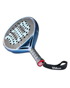 Schuin onderaanzicht Wilson Endure V1: rond controle-padelracket met lage balans, Y-Bridge design en hybride slagvlak. Donkerblauw kader met lichtblauw Wilson logo.