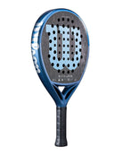 Schuin vooraanzicht Wilson Endure V1: rond controle-padelracket met lage balans, Y-Bridge design en hybride slagvlak. Donkerblauw kader met lichtblauw Wilson logo.
