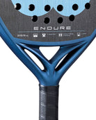 Detail kader Wilson Endure V1: rond controle-padelracket met lage balans, Y-Bridge design en hybride slagvlak. Donkerblauw kader met lichtblauw Wilson logo.