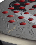 Detail slagoppervlak Head Coello Pro 2026 donker grijs padel racket met zwart Head logo en rode accenten.