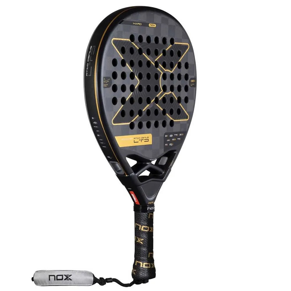 NOX AT Genius LTD Edition 2025 padelracket in schuin vooraanzicht, grijs ontwerp met zwart X-logo en gouden randen, druppelvormig en gemaakt van 18K carbon