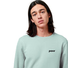 Man met carribean blue sweater met zwart logo pace op de borst