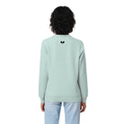 Vrouw  met carribean blue sweater met zwart logo pace centraal achteraan