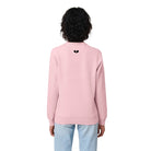 Vrouw met roze sweater met zwart logo pace centraal achteraan bovenaan